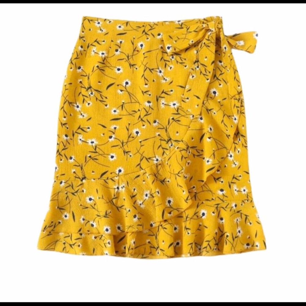 ✨PLUS Yellow Floral Wrap Skirt Above the Knee